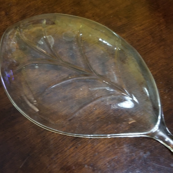 VINTAGE CLEAR GLASS LEAF SHAPED W DIVIDED CENTER PERFECT FOR CANDY/RELISH/VANITY - Picture 6 of 6